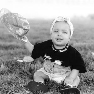 Bébé dans l'herbe.